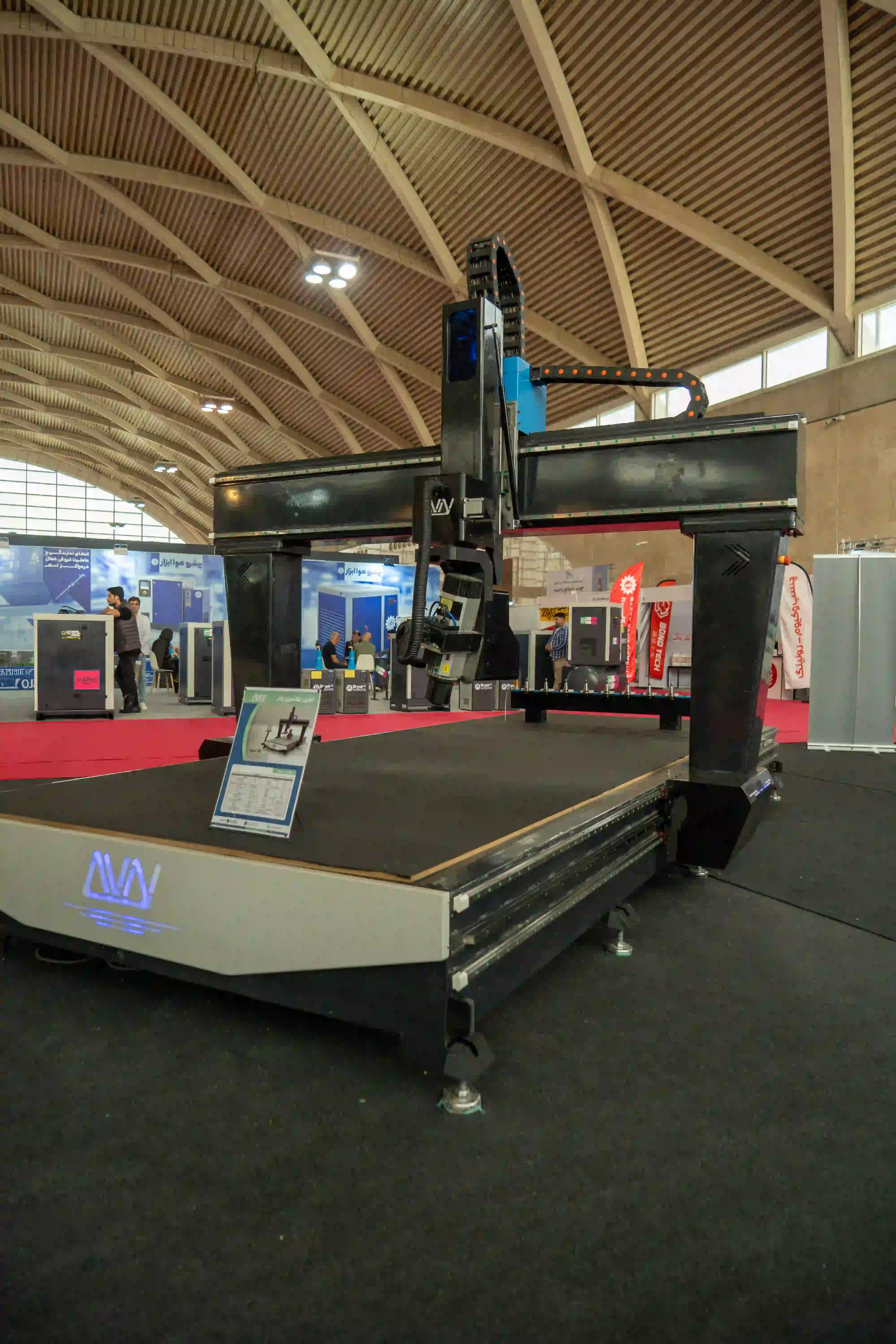 دستگاه CNC چوب پنج محور در کارگاه